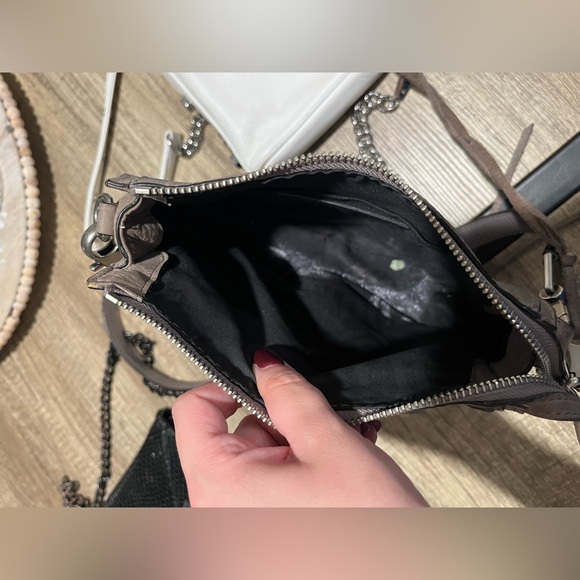 Kelly Wynne Snakeskin Crossbody 🖤 - Picture 2 of 8